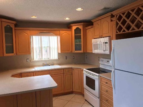 735 Sw 7 Court 4 Beds Apartment for Rent