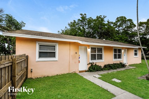 800 SW 9Th Ct 5 Beds Apartment for Rent