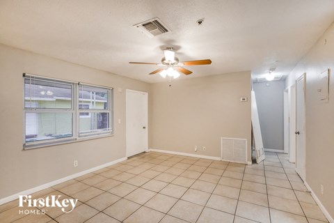 800 SW 9Th Ct 5 Beds Apartment for Rent