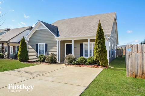 810 Hawthorn Ln 3 Beds Apartment for Rent
