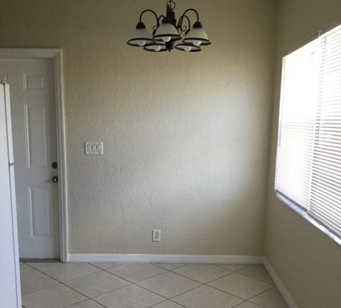 900 W Bloxham St 3 Beds Apartment for Rent