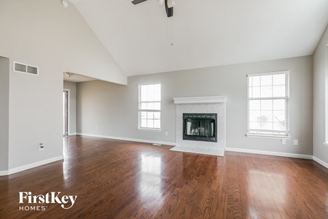 1049 NE Queens Cir 3 Beds Apartment for Rent