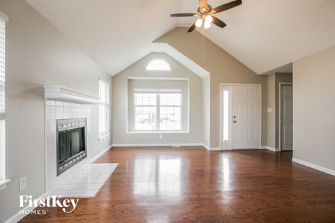 1049 NE Queens Cir 3 Beds Apartment for Rent