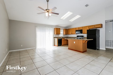 1062 Sw Longfellow Rd 3 Beds Apartment for Rent