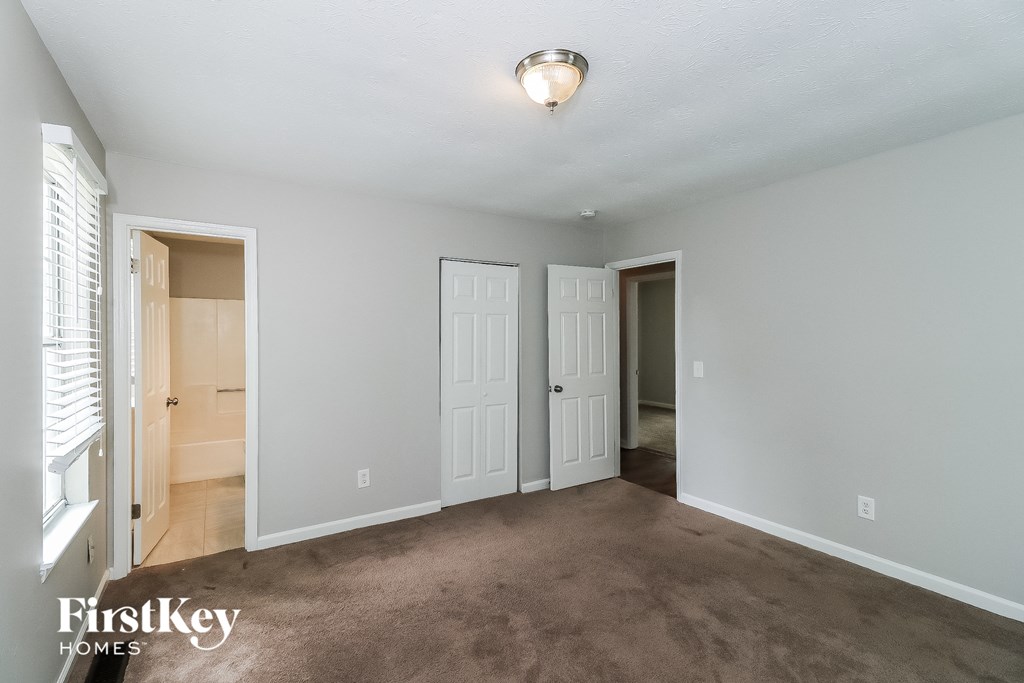 A room with a carpeted floor and a ceiling light.