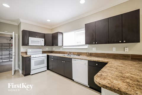 1320 Ne 41 Place 5 Beds Apartment for Rent