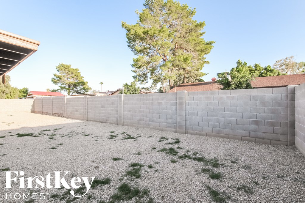 a retaining wall in the backyard of a house