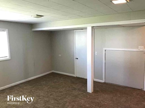 an empty room with a white pole in the middle of it