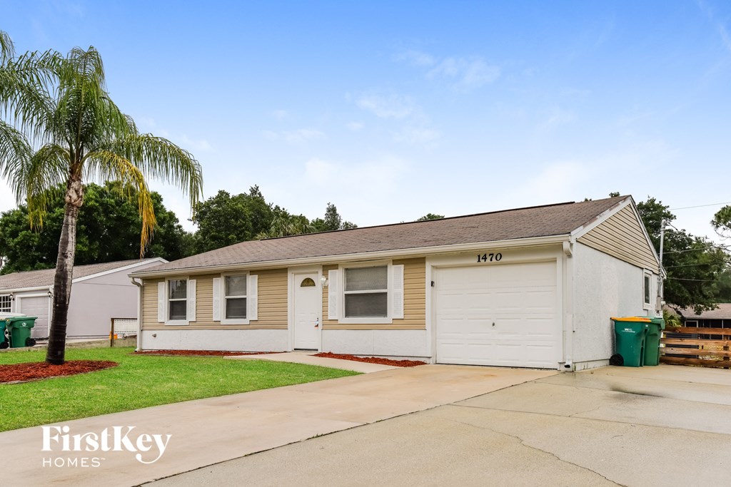 A house with the number 1470 on it is for sale.