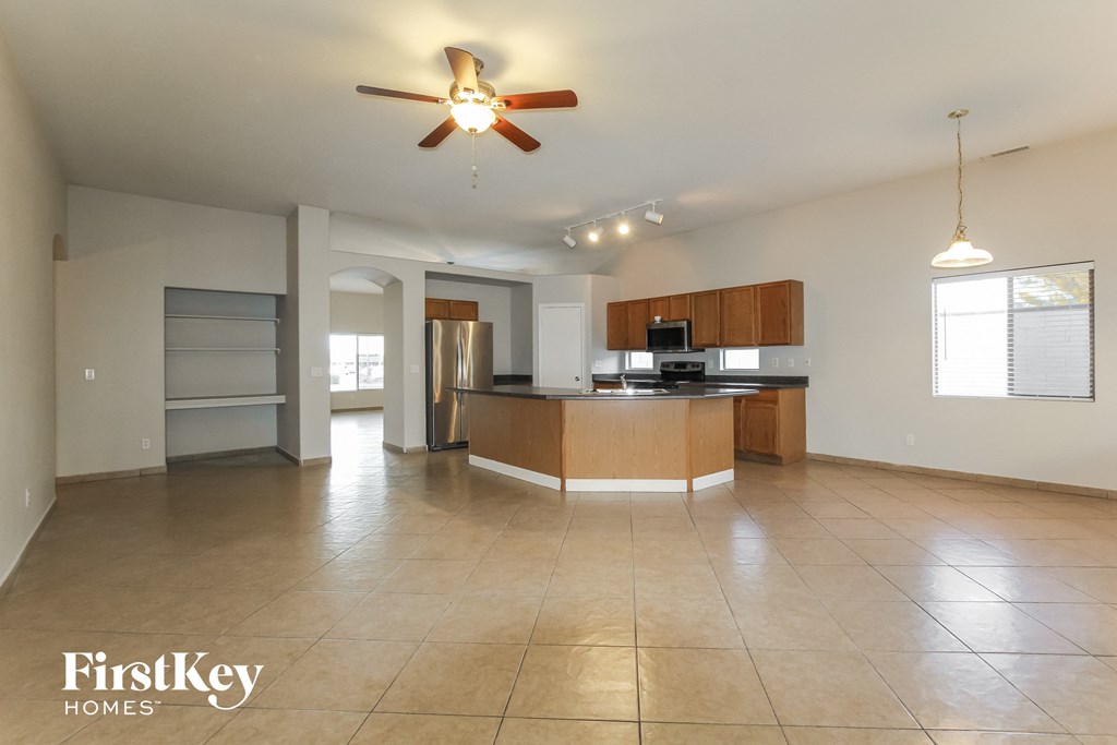 an open kitchen and living room with a ceiling fan