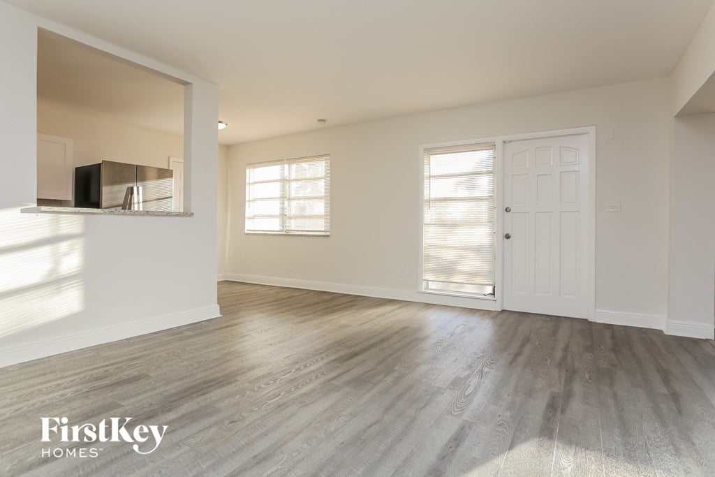 1571 NE 44th Street Studio House for Rent - Photo Gallery 3