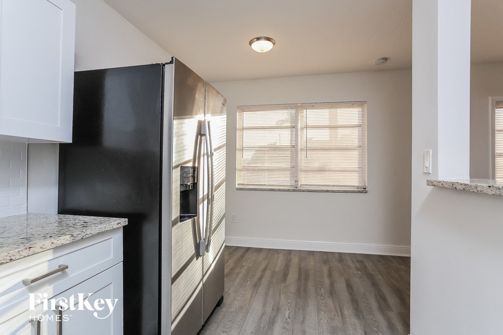 1571 NE 44th Street Studio House for Rent - Photo Gallery 7