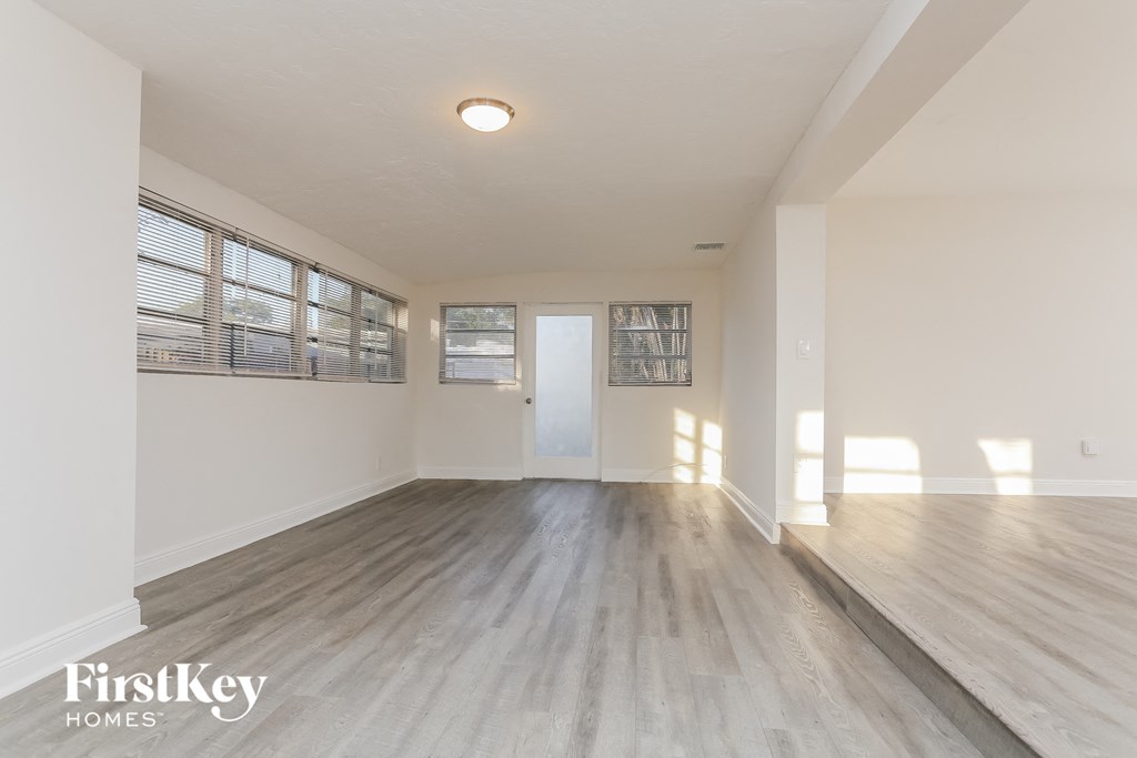 1571 NE 44th Street Studio House for Rent - Photo Gallery 8