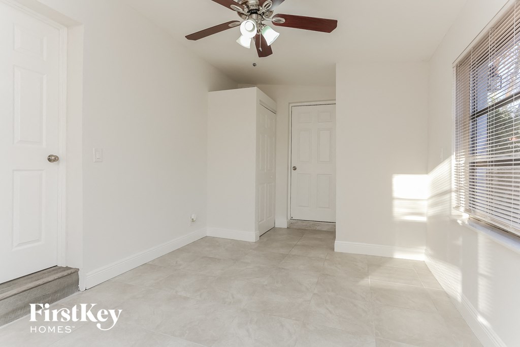 1571 NE 44th Street Studio House for Rent - Photo Gallery 9