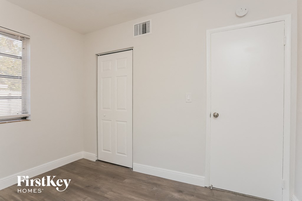 1571 NE 44th Street Studio House for Rent - Photo Gallery 12