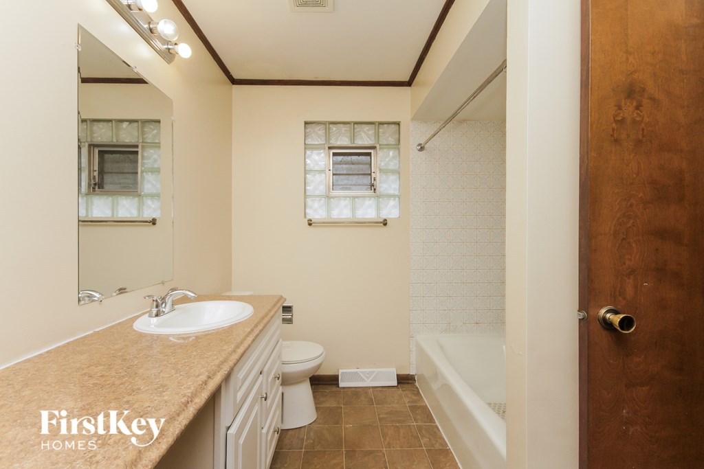 A bathroom with a sink, toilet, and bathtub.