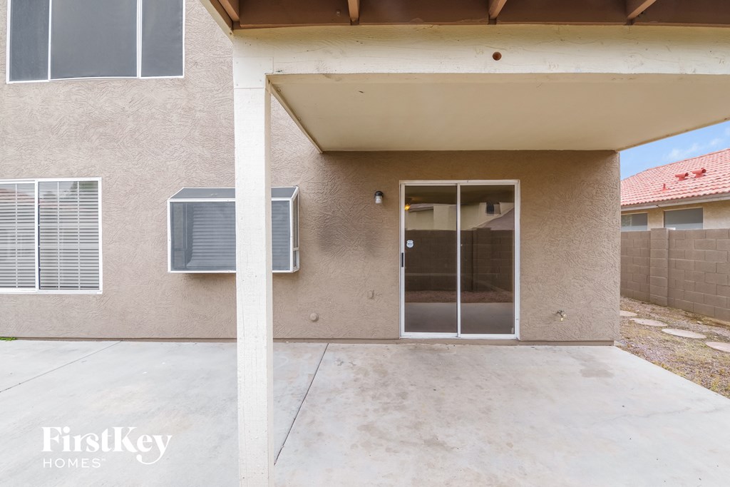 the preserve at ballantyne commons  leasing office door to patio