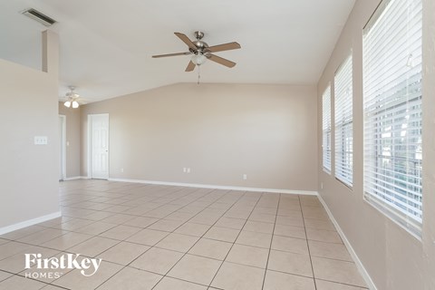 1913 NE 4Th Ave 3 Beds Apartment for Rent