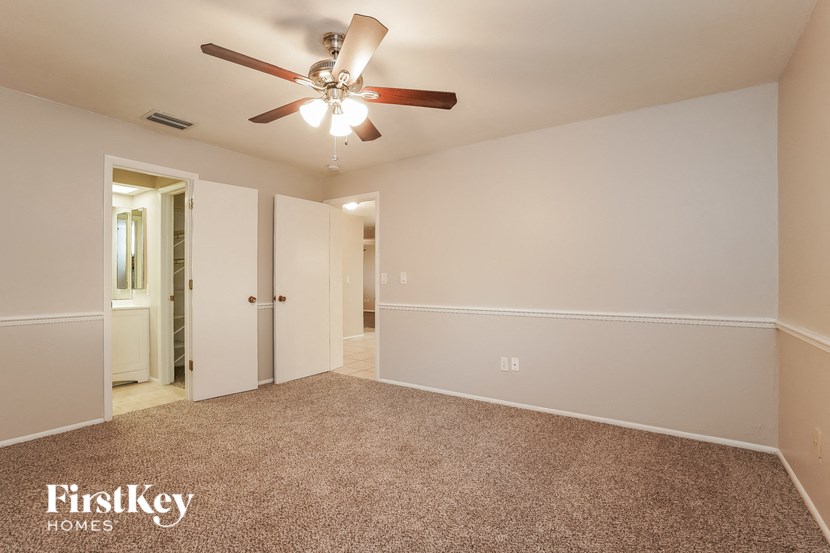 a empty room with a ceiling fan and a closet