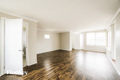 1935 Oxford St N 3 Beds Apartment for Rent