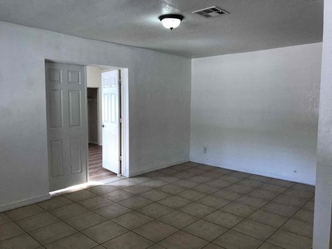 2034 N 37TH Pl 6 Beds Apartment for Rent