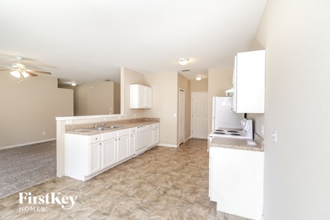 2067 N. Chamberlain 4 Beds Apartment for Rent