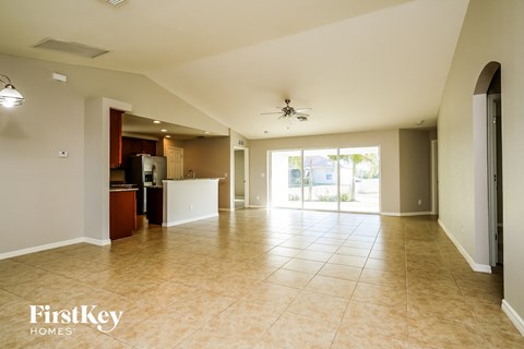 2111 NW 10 Ave 4 Beds Apartment for Rent