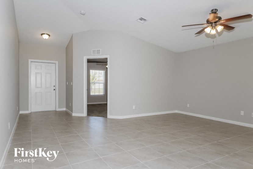 2114 SW Biella Ave 4 Beds House for Rent - Photo Gallery 4