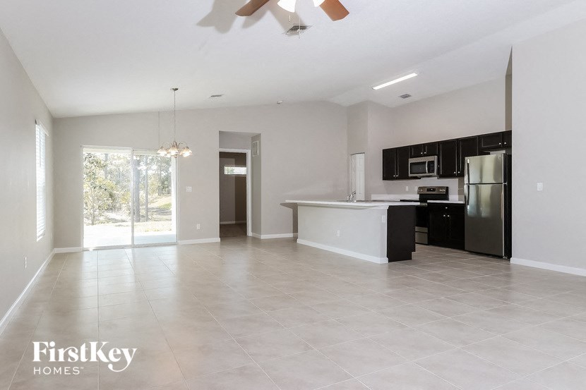 2114 SW Biella Ave 4 Beds House for Rent - Photo Gallery 5