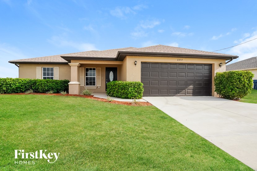 A house with a garage door and a driveway.