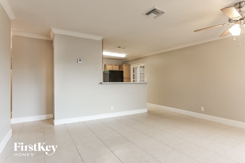 2411 NE 10th Avenue 3 Beds House for Rent - Photo Gallery 4