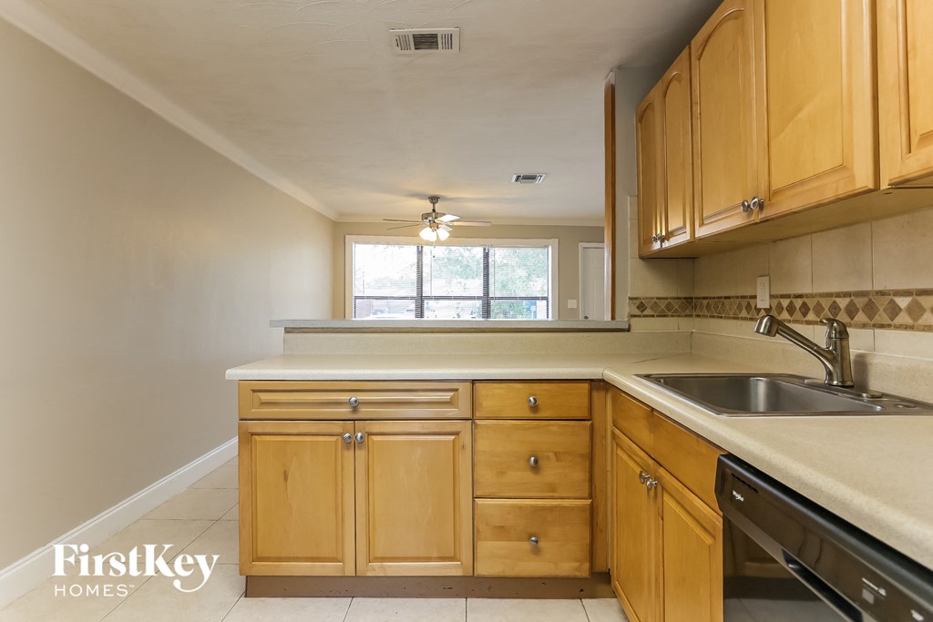 2411 NE 10th Avenue 3 Beds House for Rent - Photo Gallery 5