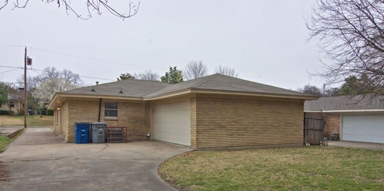 2414 Lanark Ave 3 Beds Apartment for Rent
