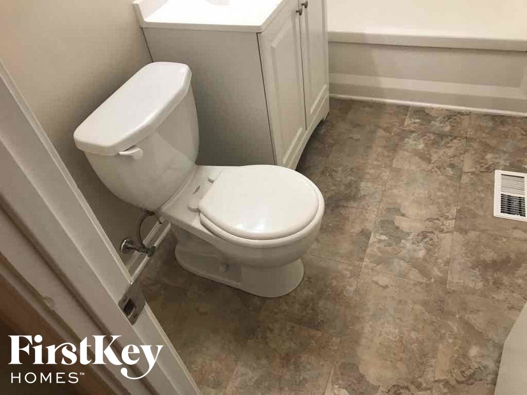 an image of a bathroom with a toilet in it