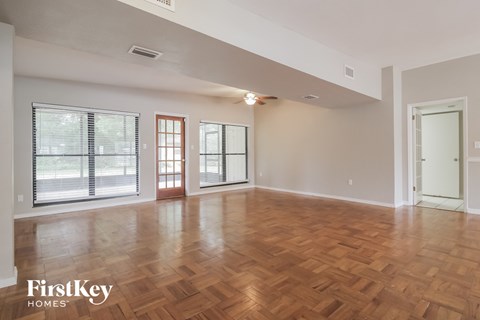 2812 Walnut St 3 Beds Apartment for Rent