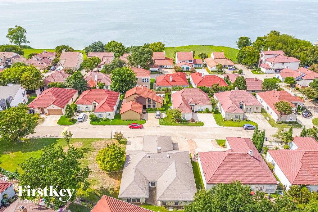 A bird's eye view of a neighborhood with houses and trees.