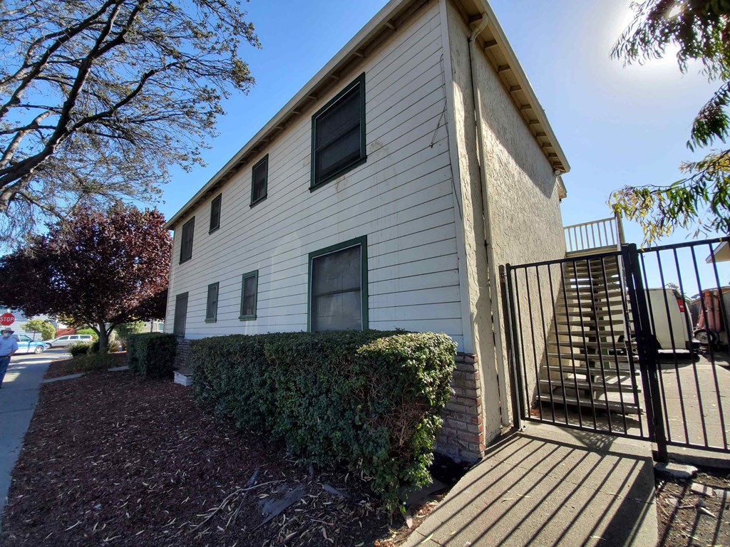 675 Johanna Avenue 1 Bed Apartment for Rent - Photo Gallery 9