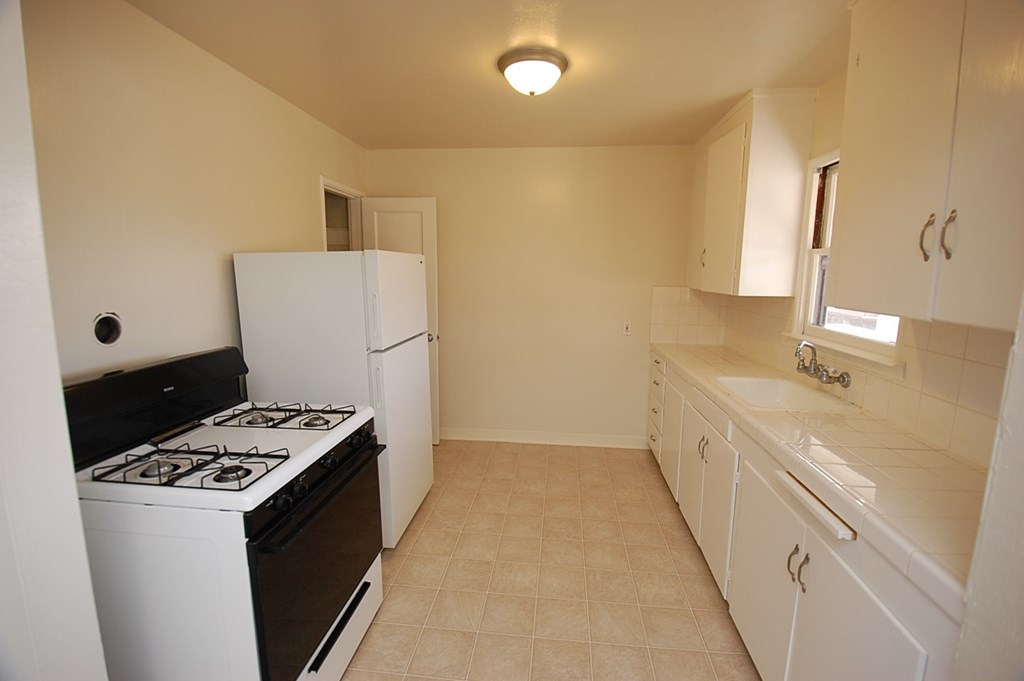 675 Johanna Avenue 1 Bed Apartment for Rent - Photo Gallery 3