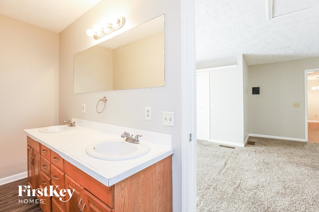 A bathroom with a sink and mirror.