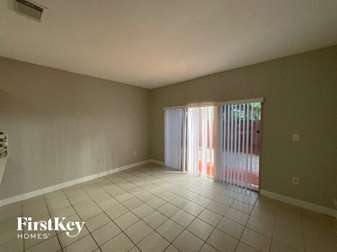 3432 Ne 3 Drive 5 Beds Apartment for Rent