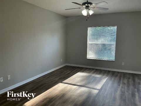 3958 N. Chamberlain 4 Beds Apartment for Rent