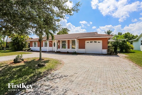 4006 NW 76 Avenue 4 Beds Apartment for Rent