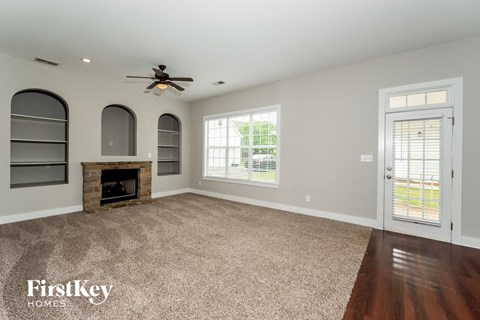 4598 Clubview Dr 3 Beds Apartment for Rent