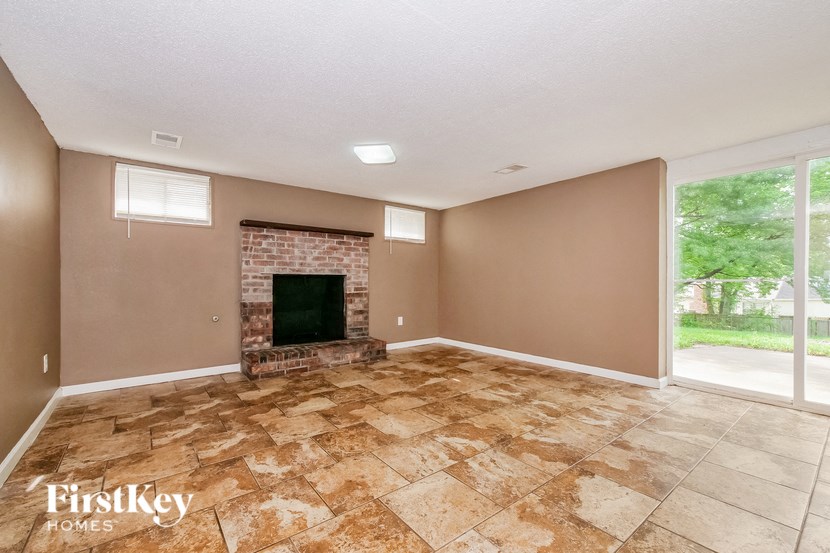 A room with a fireplace and a tiled floor.