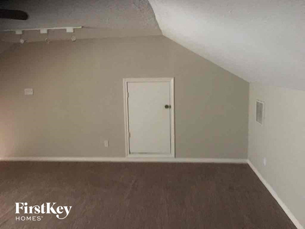 an empty living room with a white door in it