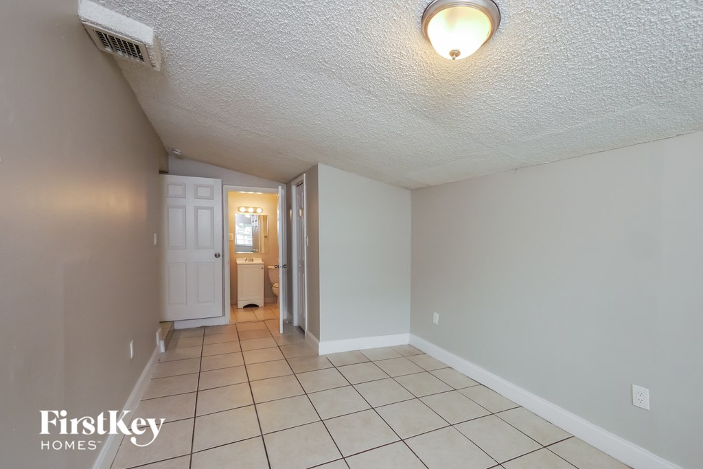 A room with a white ceiling and a light on.