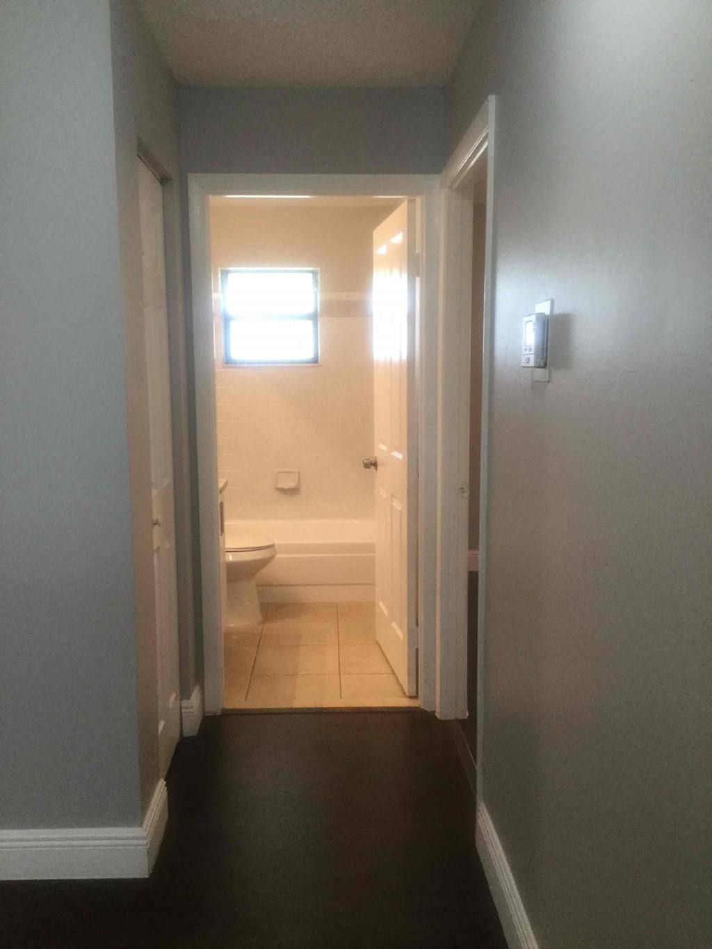 A bathroom with a toilet and a bathtub.