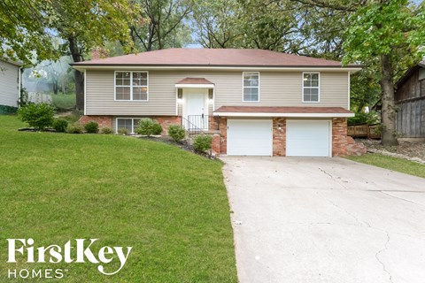 5905 NW Whispering Oaks Lane 3 Beds Apartment for Rent