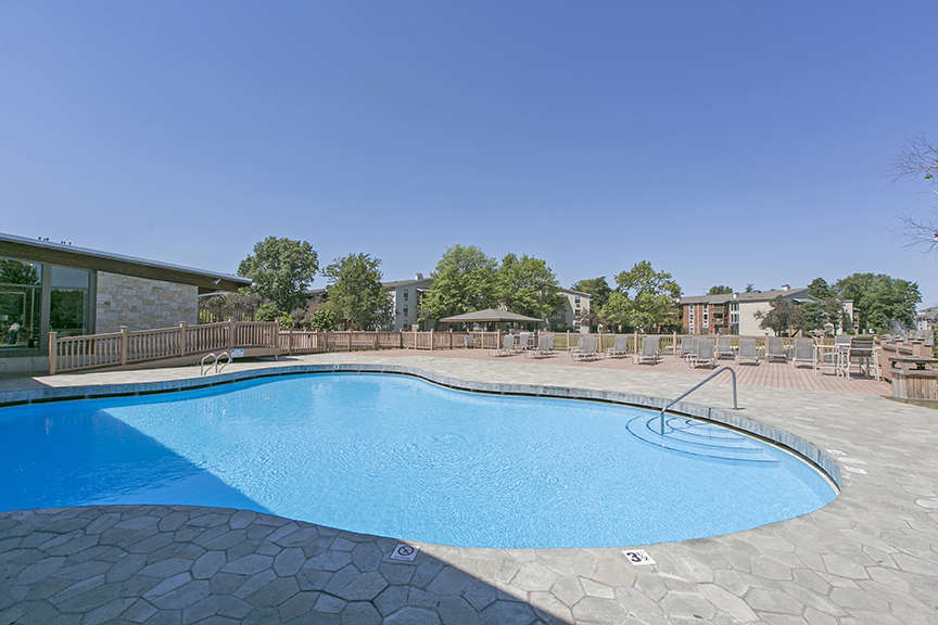 Barrington Lakes Apartments Apartments in Hoffman Estates, IL