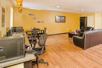 business center at Heritage Knoll Apartments 
